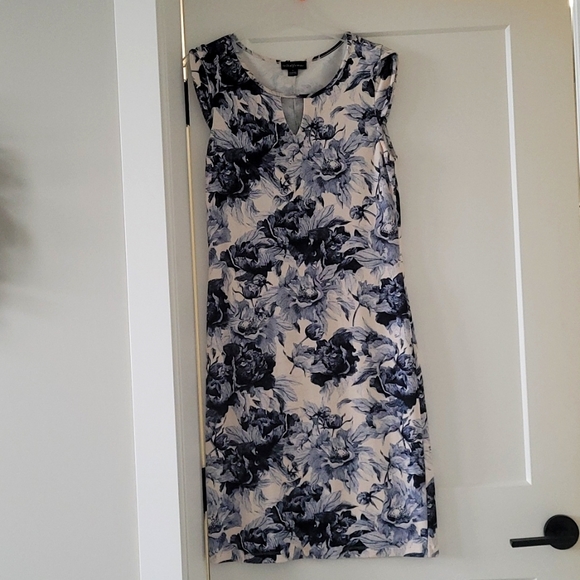 Ladies dress - Picture 1 of 3